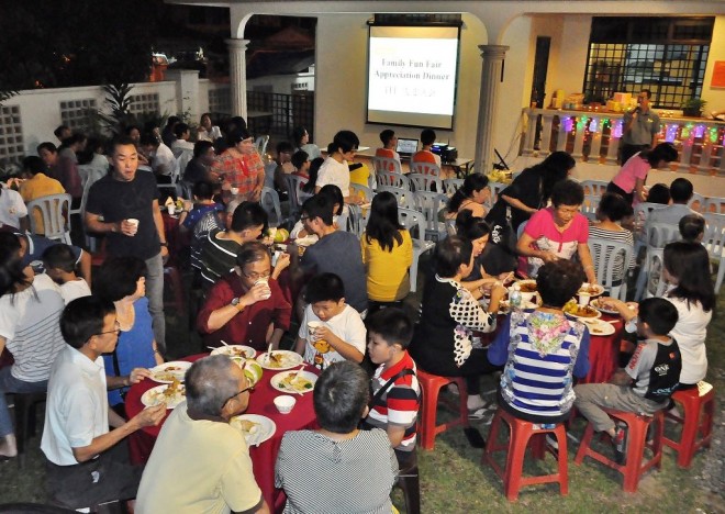 Organising Chairman Bro. David Yap welcoming volunteers and stall operators to the appreciation dinner.