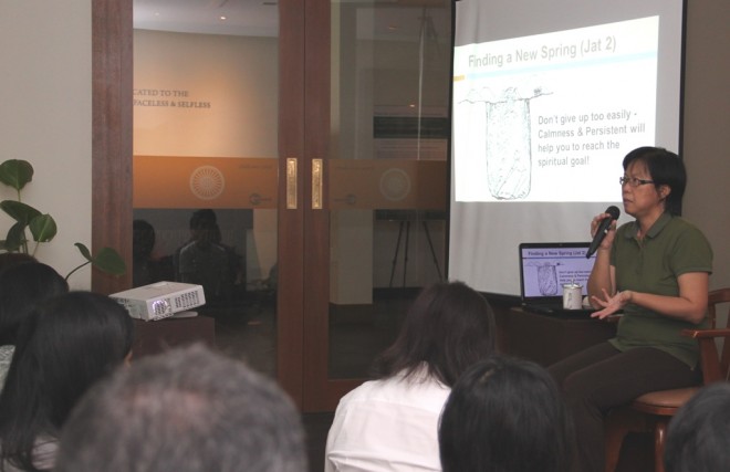 Sis. Yee Yong giving a Dhamma talk.