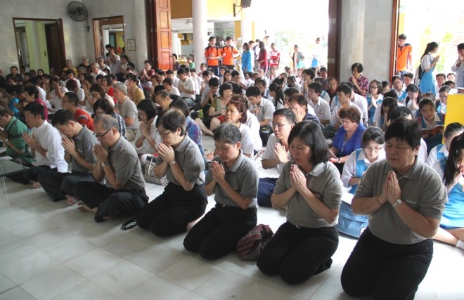 Nalandians joining the congregation in chanting.