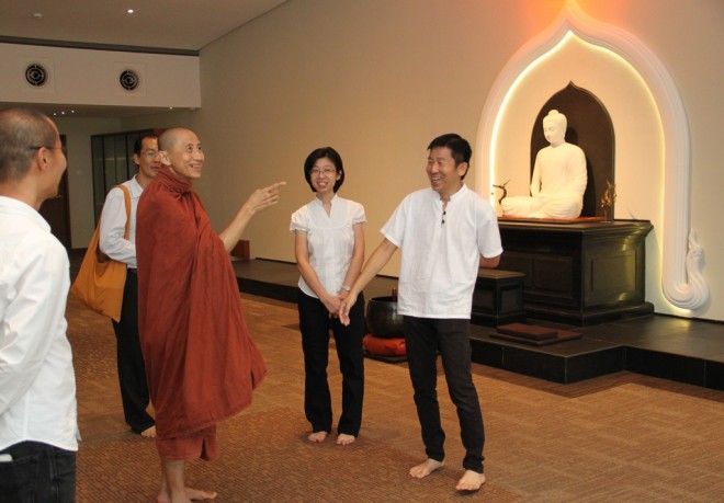 Nalanda officers welcoming Ayasma Aggacitta to Nalanda Centre.