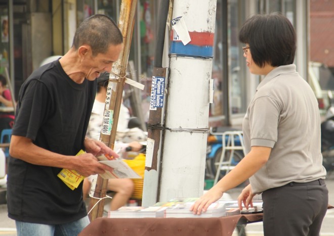 Nalandian giving out pamphlets at Seri Kembangan market.