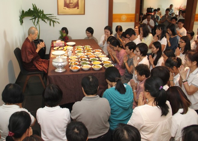 Ayya Susīlā offering blessings for lunch dāna.