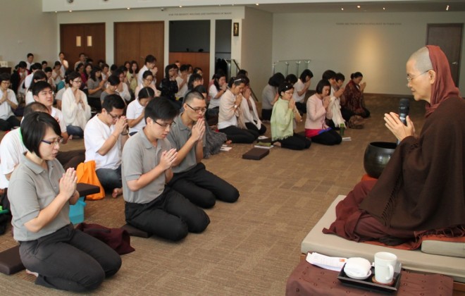 Ayya Susīlā paying homage to the Buddha before her talk.