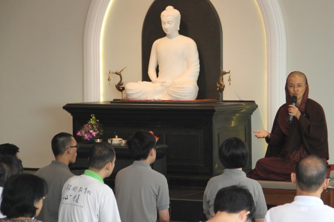 Ayya Susīlā urged devotees to be aware of their restless minds and to live in the present moment.