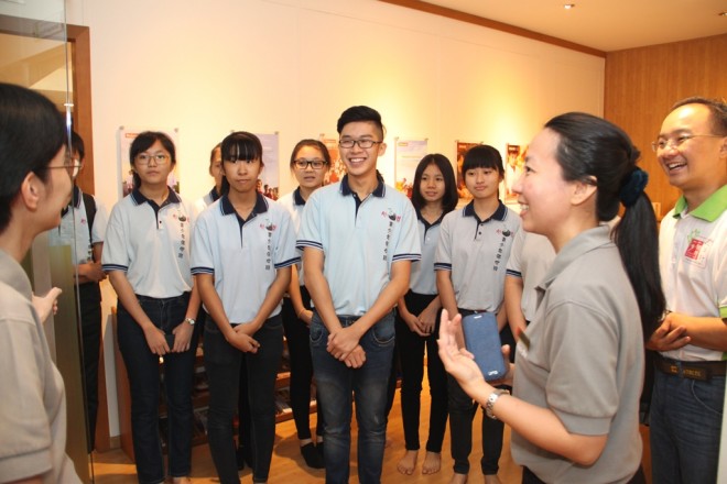 Sis. Joanne (2nd from right) and Sis. Santi (left) with the some students and teacher at Pustaka Nalanda.