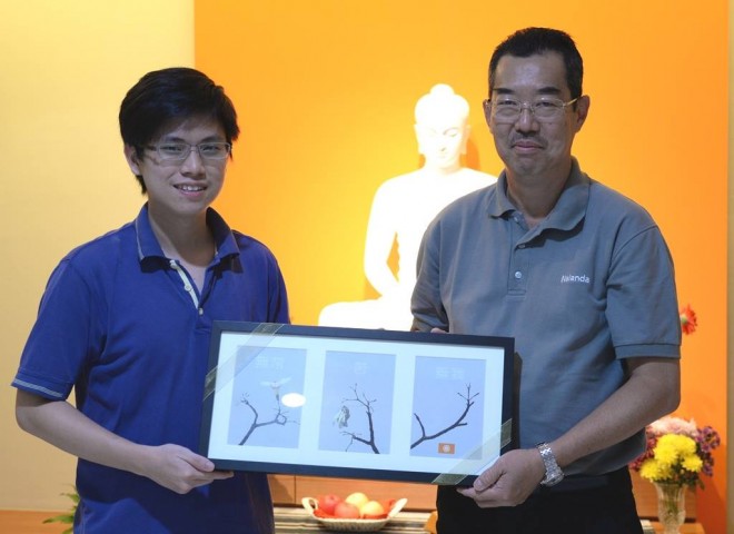 Disheng presenting a token of appreciation to Johor Branch Chairman Bro. Yap.