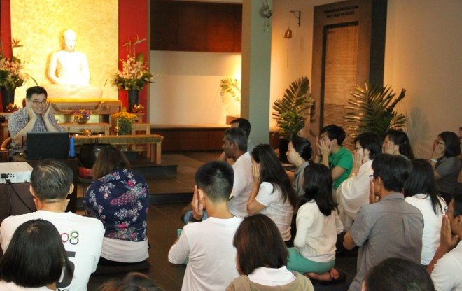 Dr. Phang leading participants in a mindfulness-based exercise. 