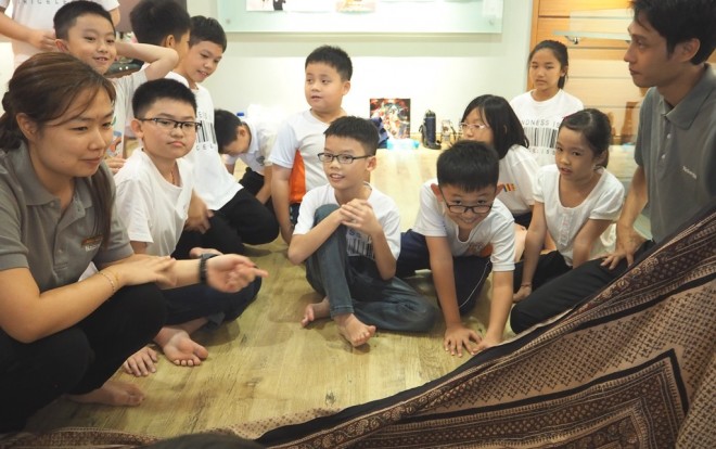 Sis. Sadhika Tan and Bro. Meng Jiew introducing ‘blanket name game’ to students.