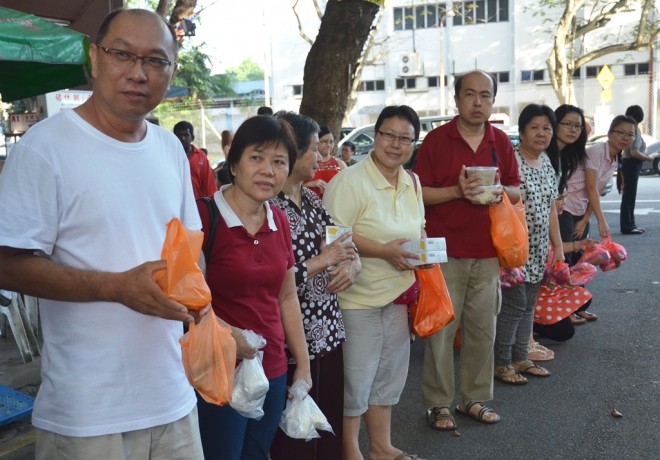 Devotees waiting to make offerings to the venerables on alms-round.