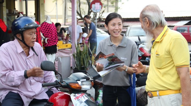 Nalanda volunteer  explaining the significance of ‘Pindacāra’ to bystanders.