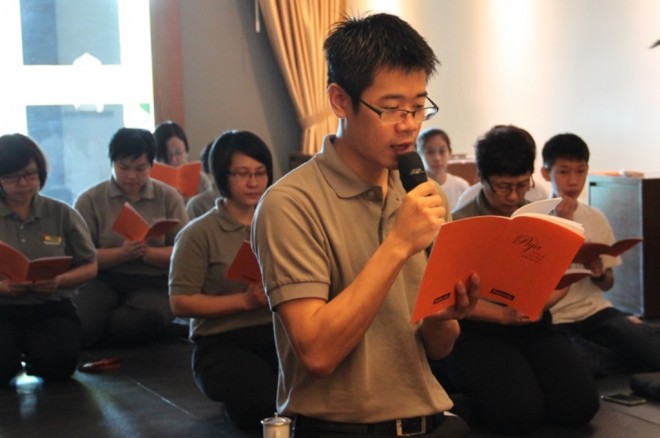 Bro. Choong Li leading the chanting for the victims of the recent earthquake in Taiwan.