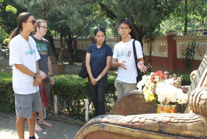 Visiting the Buddhist Māha Vihāra in Brickfields and paying respects at the memorial stupa of its late abbot – Ven. Dr. K. Sri Dhammananda. 