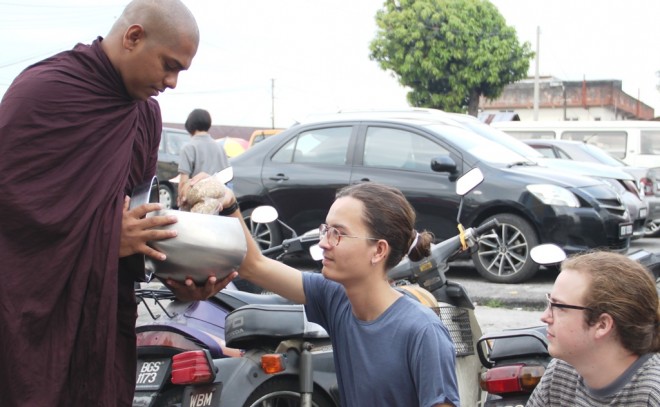 The American youths took part in the monthly alms-offering programme. 