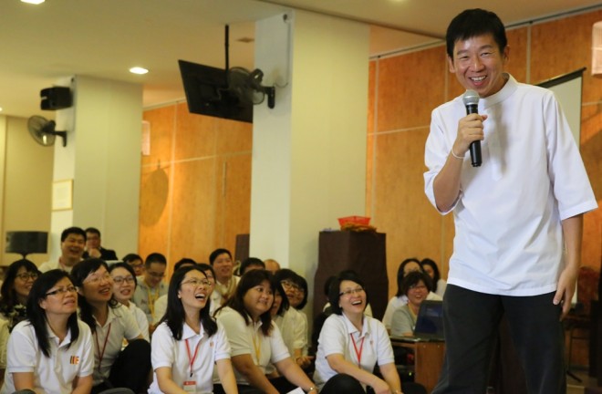 Bro. Tan conducting  an inspiring Dhamma session.