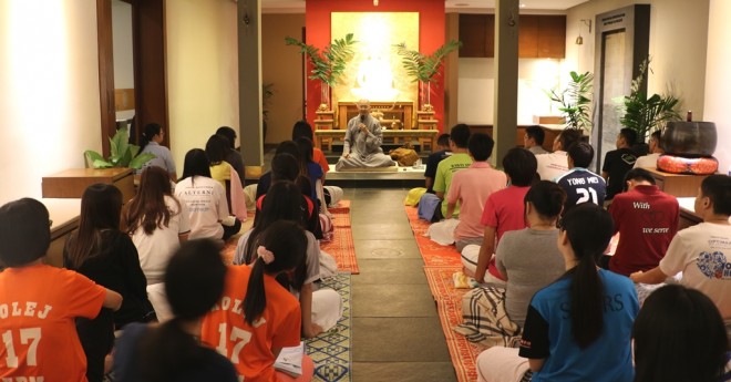 Venerable Chi Xiang (持向法师) conducted the meditation session and  gave a Dhamma talk.