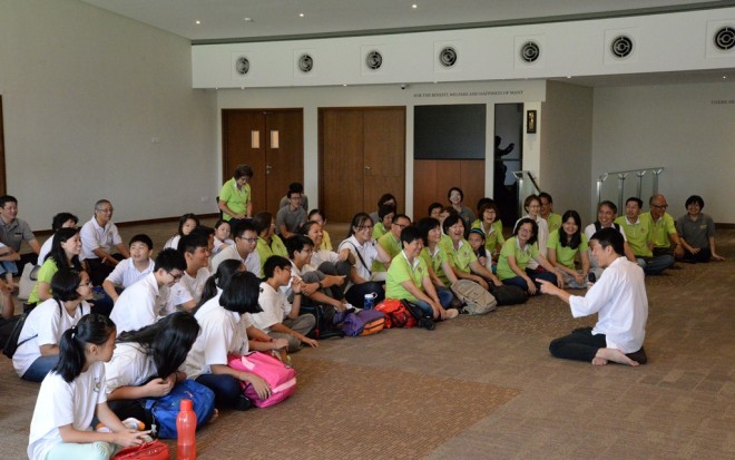 Bro. Tan sharing the Dhamma with the visitors.