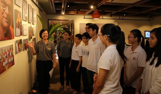 Exhibition Co-ordinator Sis. Hui Shean introducing Nalanda Dhamma School students to the late venerable.