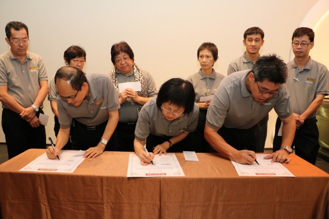 Deputy Chairmen signing their pledge.