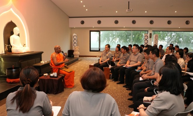 Vnerable Saranankara sharing his thoughts with Nalanda leaders.