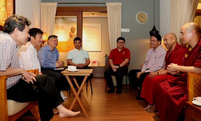 After his lecture, Geshe-la had an exchange of ideas with Bro. Tan.