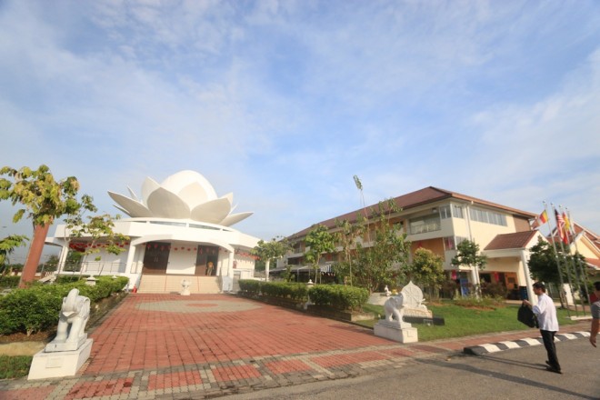 Bro. Tan arriving at Samadhi Vihāra in Shah Alam accompanied by Nalandian officers.