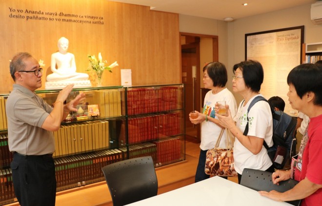 Bro. Ananda showing the BMV librarians the precious sets of Pāli Tipitaka.