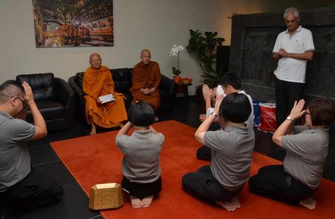 Nalandians offering thanks to Ven. Dhammavuddho for his great encouragement and blessings.