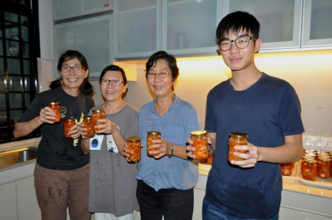 Nalanda Johor Bahru Branch members there were preparing 'kim-chi' for the Fun Fair.