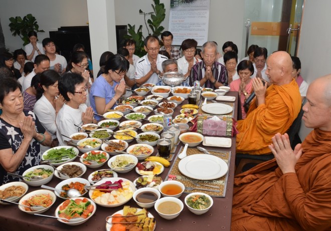 Lunch dāna offered by devotees.
