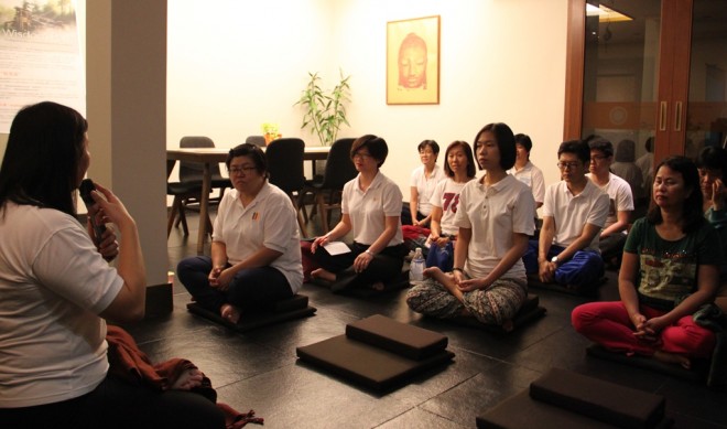 Sis. Buddhinī sharing the basics of meditation.