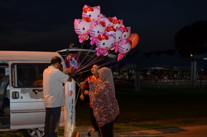 6.44 AM - Balloons arriving before dawn to greet a fine day!