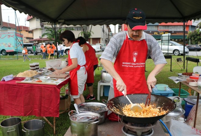 Good chefs showing how it's done!