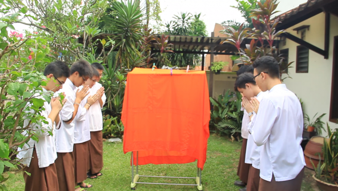 Nalandians show reverence to the robe that symbolised our late teacher. 