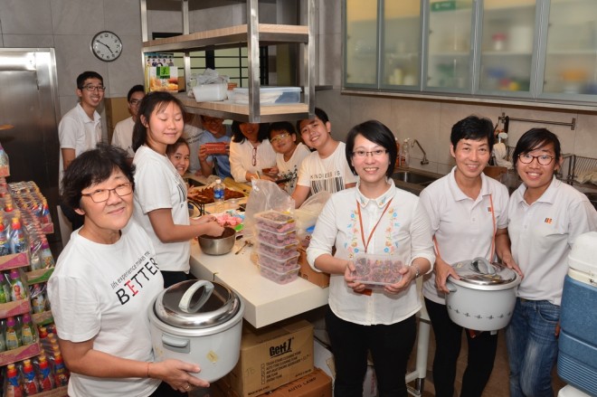 Nalandians from Serdang and Johor Bahru joining hands to prepare food.