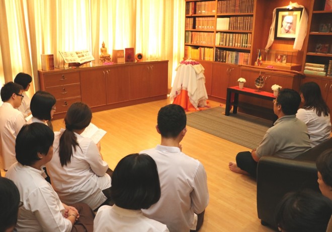 Nalandians took turns to recite suttas and meditate in the presence of the Holy Relic.