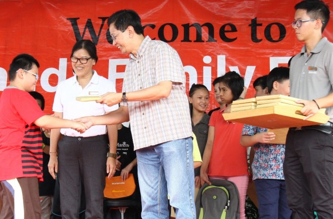 Dato’ Teng giving away study aids and prizes to students of Nalanda Free School.