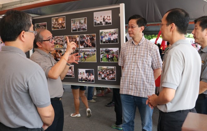 Dato’ Teng Chang Khim being briefed by senior Nalanda officers.
