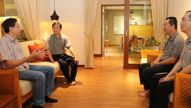 Dato' Teng inquiring about Nalanda's community and educational programmes.