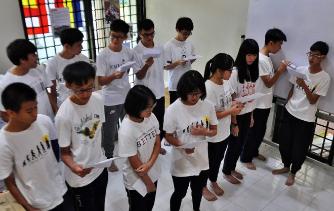 Dhamma School students rehearsing for their performance.