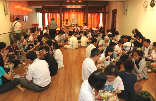 Firefly members and Nalandians enjoying the communal lunch.