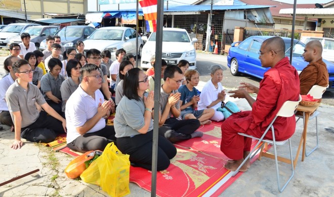 Ven. Sunanda giving advice and blessings to volunteers.