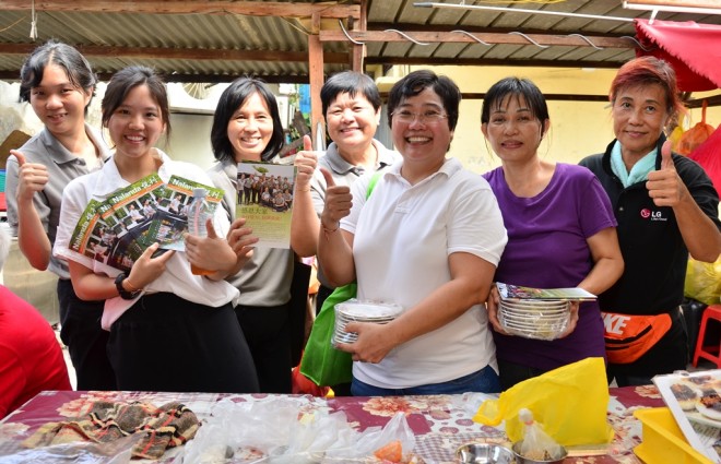 Nalandians distributing leaflets and gifts to stall-owners.