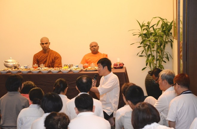 Bro. Tan leading in the offering of lunch dāna.