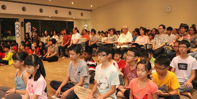 The evening started with meditation.