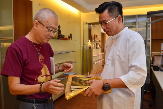 Bro. Charlie presented Dr. Wong with Dhamma books. 