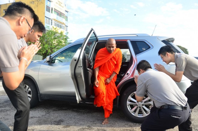 Nalandian officers welcoming the venerable monk at Seri Kembangan market.