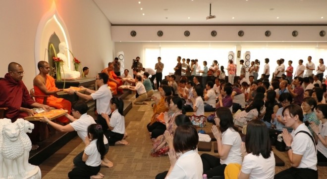 Devotees waiting to offer robes.