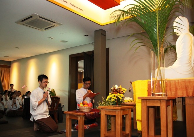 Bro. Choong Li (front left) and Jun Yen (right) leading the chanting.