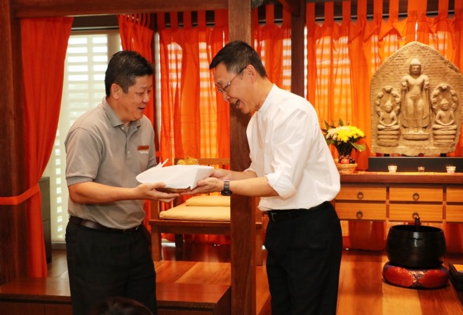 Nalanda Board Member Bro. Vincent presenting a token of appreciation to Dato' Charlie.