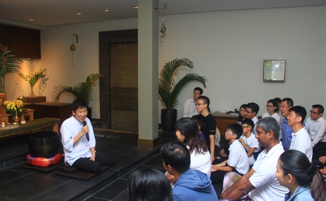 Bro. Tan giving a talk and leading the chanting in honour of Ven. Henepola Gunaratana.